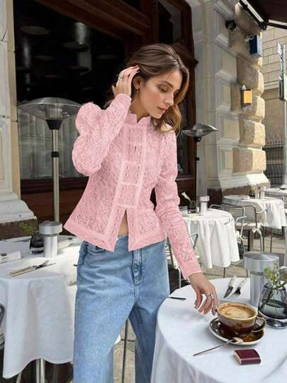 Blusa suelta de mujer con cuello alto semitransparente, manga de pétalo y detalles de botones, de tela tejida sin estiramiento
