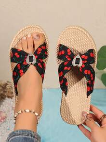 1 Pair Women's Summer Flat Sandals, Cherry Print Fabric Bow + Heart Rhinestone Decor, Cherry Ditsy Floral Fabric Upper, Non-Slip Faux Straw Texture Rubber Flat Sole, Toe-Post Slip-On Backless, Fresh Sweet Fruit Style, Versatile Soft Sole Sandals For Home, Beach, Shopping, Grocery, Seaside Vacation - Black - View 1
