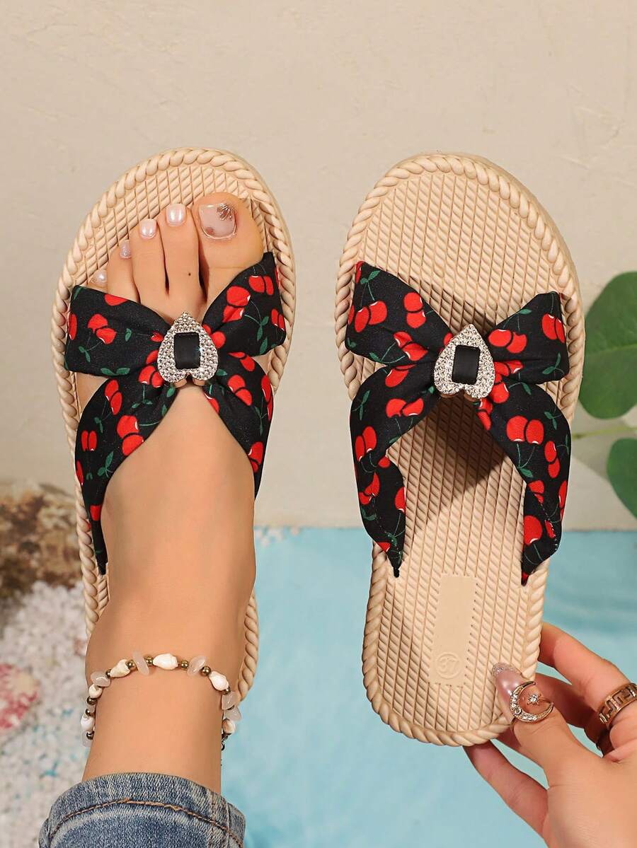 1 Pair Women's Summer Flat Sandals, Cherry Print Fabric Bow + Heart Rhinestone Decor, Cherry Ditsy Floral Fabric Upper, Non-Slip Faux Straw Texture Rubber Flat Sole, Toe-Post Slip-On Backless, Fresh Sweet Fruit Style, Versatile Soft Sole Sandals For Home, Beach, Shopping, Grocery, Seaside Vacation - Black - View 1