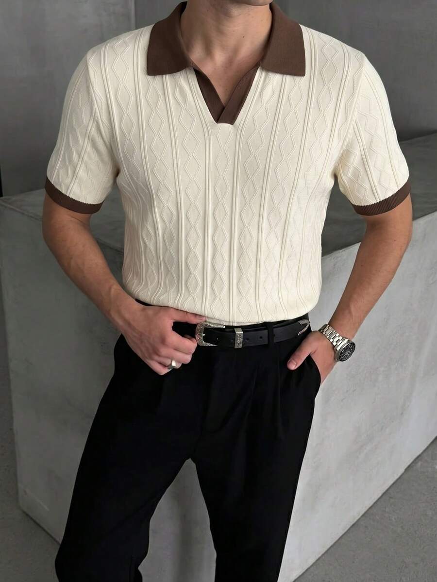 Camisa polo de hombre con cuello de patchwork para primavera/verano, con patrón de diamantes, puños y cuello de punto de canalé, estilo retro de caballero, versátil y casual; Camiseta de punto para hombre; Camisa de punto de diseñador para hombre - Champán - Ver 1