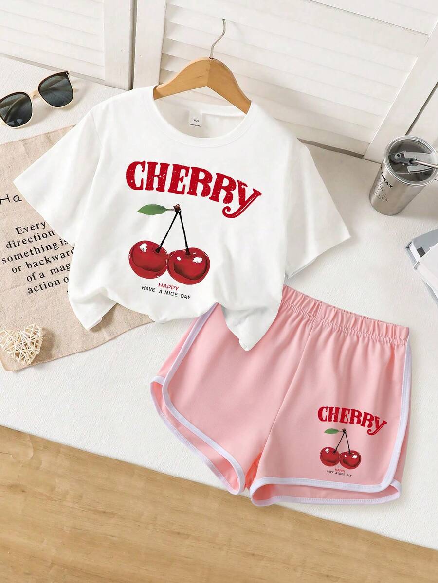 2件組女孩休閒套裝，「CHERRY」&紅色櫻桃印花T恤，搭配櫻桃印花海豚短褲套裝，適合返校季節，夏季穿著 - 白色 - 查看 1