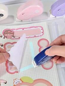 1 cái dụng cụ cắt băng dính nhựa không dùng pin (kèm băng dính), dao cắt băng dính cầm tay đa năng, phù hợp gói quà tại nhà, văn phòng, nhẹ và dễ vận hành, phù hợp làm đồ thủ công DIY, gói quà, màu ngẫu nhiên - Nhiều màu - Xem 12