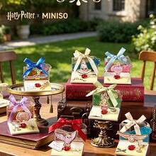 Miniso Colgante de la serie de letras brillantes de Harry Potter en caja ciega, estilo de letra vintage con cinta y lámina de oro, contiene lentejuelas brillantes, joyería exquisita de IP clásica, adecuada para colección y regalos de alta gama (1 pieza enviada al azar) - Multicolor - Ver 9