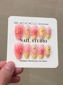 10入 Y2K 半手工杏仁形 3D 凝膠粉色&黃色法式穿戴甲，附 3D 凝膠粉色花朵、水鑽與金色珍珠&貝殼設計，春夏款全貼合壓克力假指甲，適合女性日常工作與派對使用的美甲用品 - 彩色 - 查看 3
