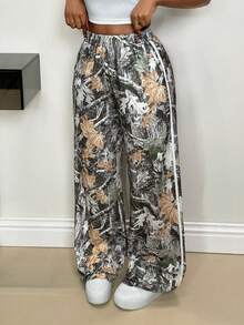 Pantalón de punto mujer con diseño camuflaje + grafiti, detalle de parche en costura lateral y ajuste elástico. Perfecto para look casual y vacaciones. - Multicolor - Ver 1