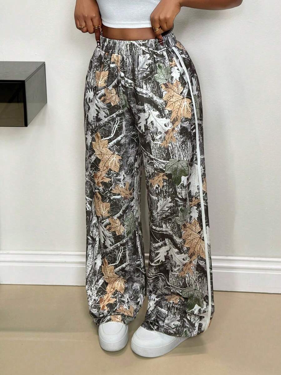 Pantalón de punto mujer con diseño camuflaje + grafiti, detalle de parche en costura lateral y ajuste elástico. Perfecto para look casual y vacaciones. - Multicolor - Ver 1
