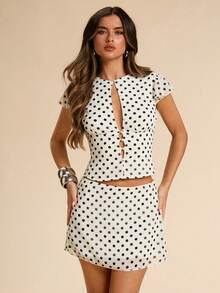 Conjunto de 2 piezas con blusa de gasa con estampado de lunares y botones en la cintura, y minifalda ajustada, adecuado para citas, vacaciones y fiestas - Blanco - Ver 1