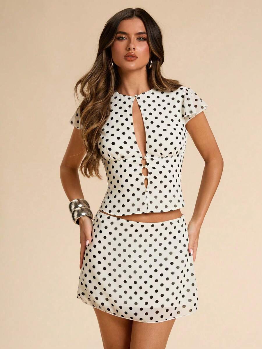 Conjunto de 2 piezas con blusa de gasa con estampado de lunares y botones en la cintura, y minifalda ajustada, adecuado para citas, vacaciones y fiestas - Blanco - Ver 1