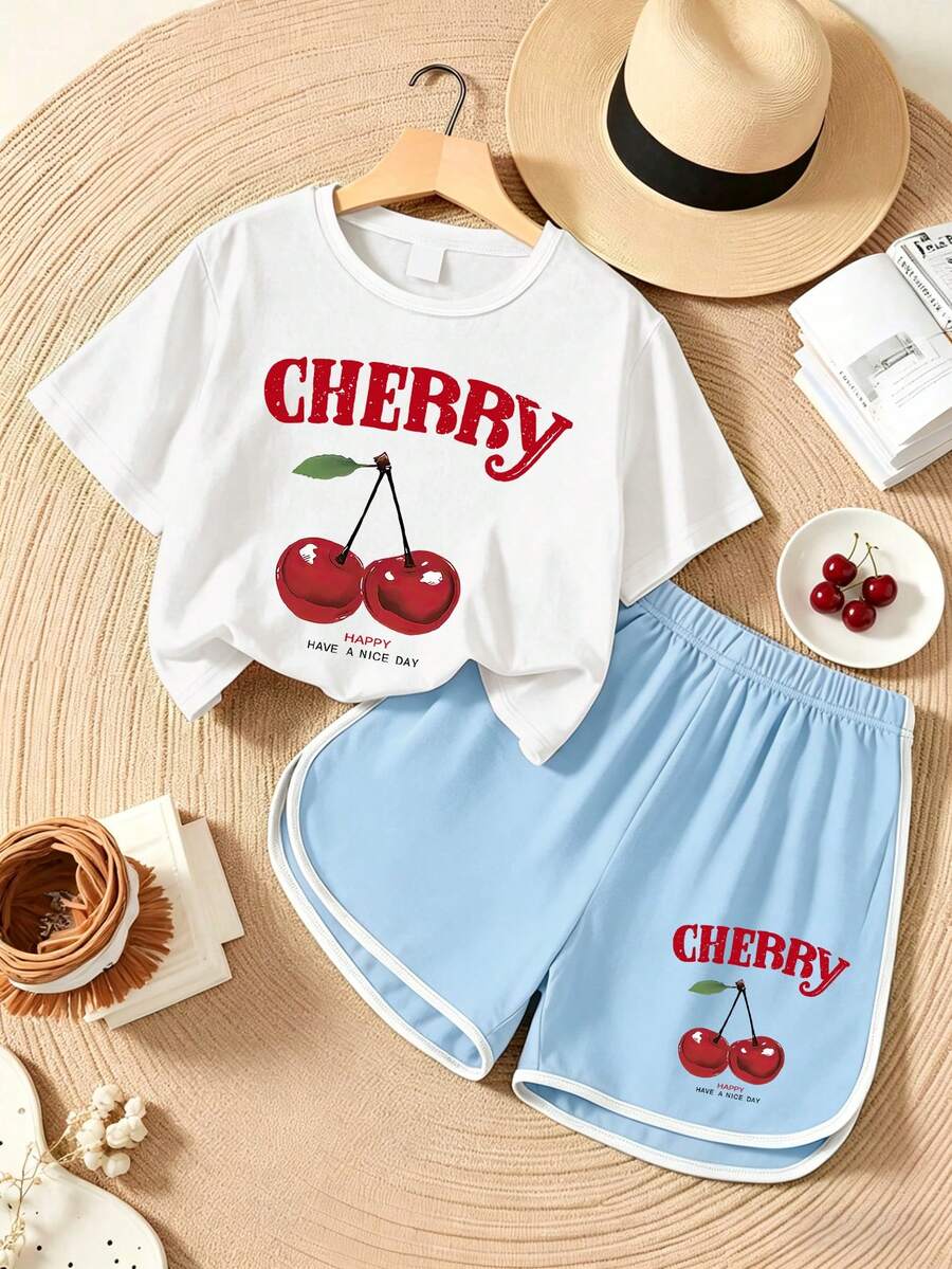 2件組女孩休閒套裝，「CHERRY」&紅色櫻桃印花T恤，搭配櫻桃印花海豚短褲套裝，適合返校季節，夏季穿著 - 白色 - 查看 1