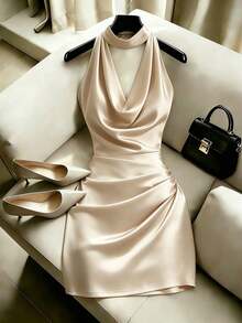 Elegante vestido marrón de moda nueva con cuello drapeado, pliegues en la cintura para un ajuste ceñido, sexy, elegante, estiloso, vestido mini ajustado marrón - Champán - Ver 1