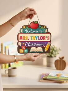 1 pièce Panneau de bienvenue en bois personnalisé avec livres empilés pour la salle de classe, décoration murale de porte avec nom d'enseignant personnalisé, cadeau de remerciement pour enseignant d'anglais, rentrée scolaire, panneau de bienvenue pour nouvel enseignant, essentiel de salle de classe, cadeau pour la fête des enseignants - Multicolore - Voir 7