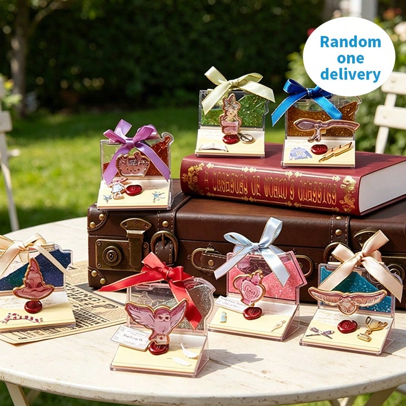 Miniso Colgante de la serie de letras brillantes de Harry Potter en caja ciega, estilo de letra vintage con cinta y lámina de oro, contiene lentejuelas brillantes, joyería exquisita de IP clásica, adecuada para colección y regalos de alta gama (1 pieza enviada al azar) - Multicolor - Ver 1