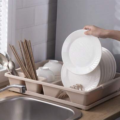 Ce porte-vaisselle présente un design compartimenté pour le rangement catégorisé des assiettes, des bols, des tasses et des cuillères à soupe. Construit de manière durable, il accélère le séchage à l'air libre de la vaisselle et garde les comptoirs de cuisine propres et organisés.