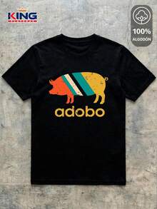 King T-shirt Camiseta de Hombre 100% algodón de excelente calidad, esta playera garantiza una suavidad excepcional al tacto, cuello redondo estampado "Adobo Cerdito Silueta Retro con Franjas" manga corta - Negro - Ver 2