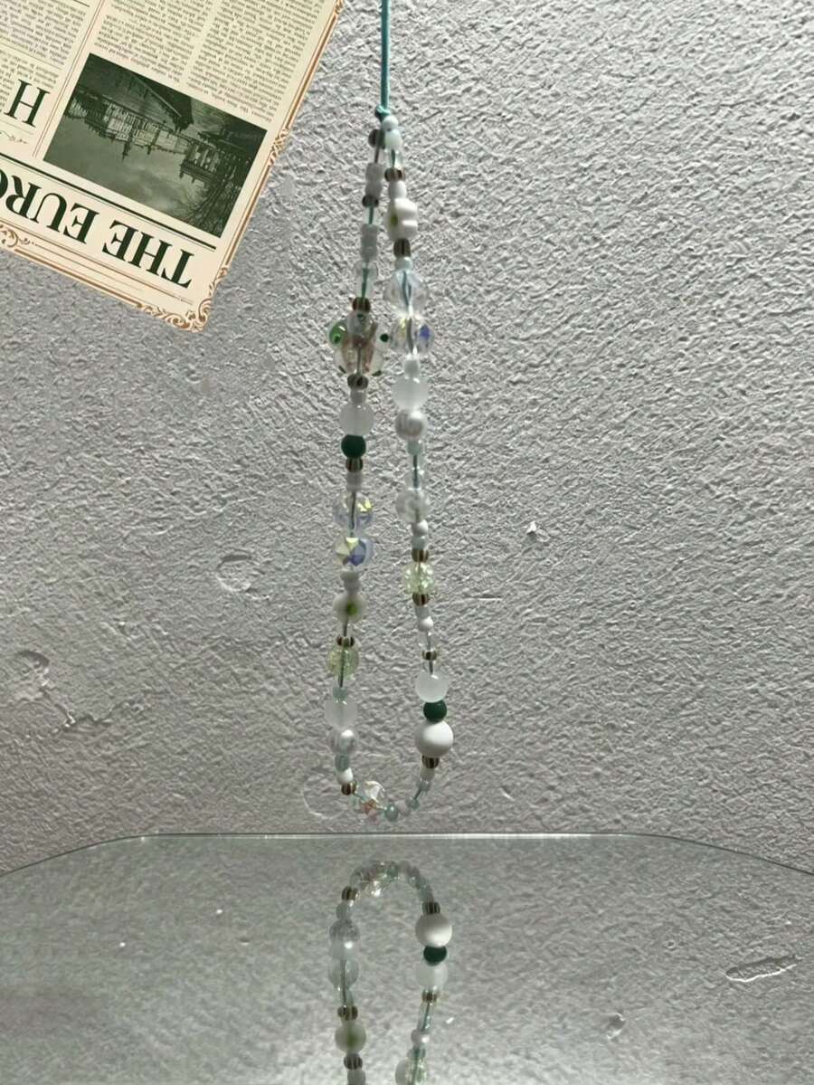 清新綠色與粉色花卉串珠手機吊繩,鑲嵌彩色箔玻璃花朵搭配光滑玉石般圓珠與半透明爆裂珠,粉綠撞色溫柔優雅。手工串珠質感透明,可掛於手機、鑰匙與手提包,田園小眾風格,日常穿搭溫柔百搭,充滿氛圍感 - 綠色 - 查看 1