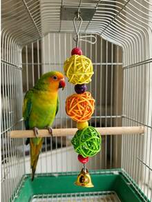 Juego de Juguetes Combinados para Loros, Cuerda de Madera Natural para Masticar + Adorno Colgante de Bola de Mimbre Colorida, Suministros para Aves para Molienda de Dientes y Alivio del Aburrimiento para Loros Pequeños a Medianos - Ver 4