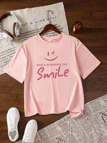 Camiseta de manga corta y cuello redondo con estampado de cara sonriente y guiñando el ojo con el lema en inglés "Beautiful Day" para mujer de talla grande, top holgado color rosa - Rosa - Ver 2