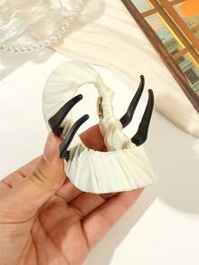 1pc Milky White Solid Color Creative Round Large Disc Hair Claw Clip, Sports Hair Clip, Zero Pressure No-Feel Non-Irritating Flat Anti-Collision Design, Full Back Head Bun Half-Up Hairstyle Clip, Suitable For Driving, Running, Yoga, Fitness, Daily Commute, Casual Fashion Hair Accessory - milky white - View 7