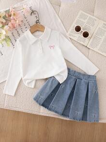 Conjunto de 2 piezas para niñas jóvenes con top de manga larga con bordado de lazo y falda plisada de mezclilla, conjunto casual preppy dulce para primavera/otoño, top polo de punto con cuello vuelto y falda mini de mezclilla de lavado claro, uso diario de campus de alto valor, estilo callejero, conjunto de falda y top de manga larga blanco para niñas - Blanco - Ver 2