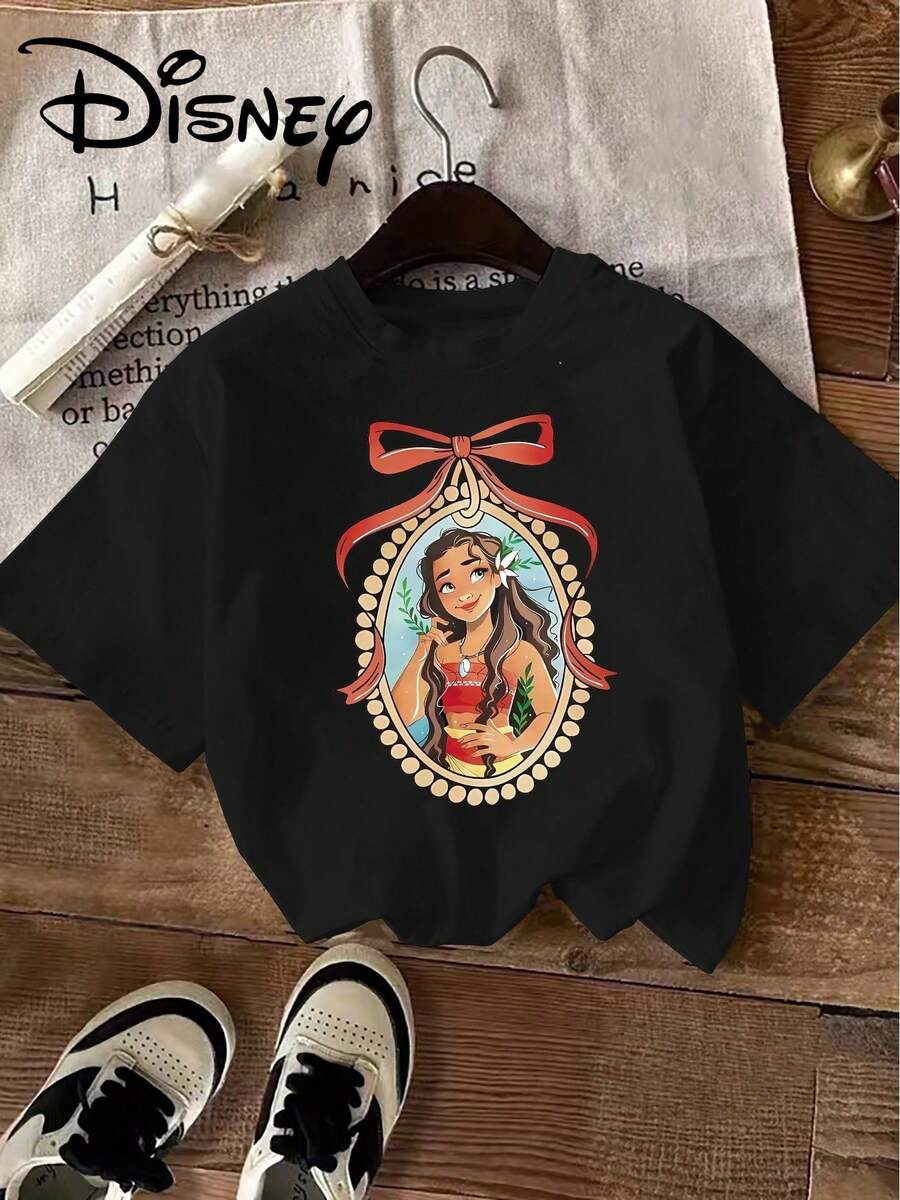 Plus Size - Plus Size - A Short-Sleeve T-Shirt For Women Featuring A Design Of Moana In An Oval Frame, AdornedRed Bow And Beaded, Showcasing Disney'S - 黑色 - 查看 1
