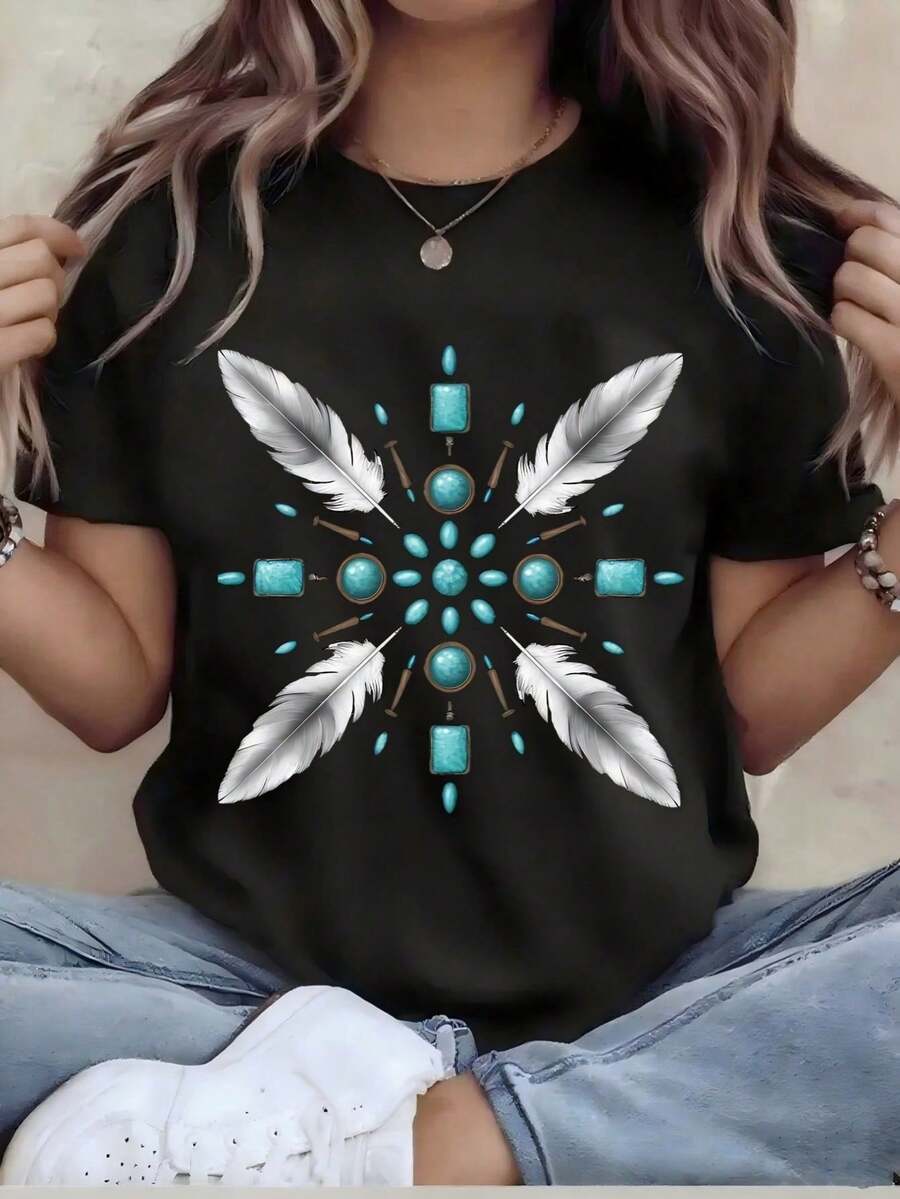 Playera negra cuello redondo con diseño de plumas blancas y piedras turquesas en forma radial.Tela algodón fresca, corte holgado femenino ideal para looks bohemios de temporada cálid - Negro - Ver 1
