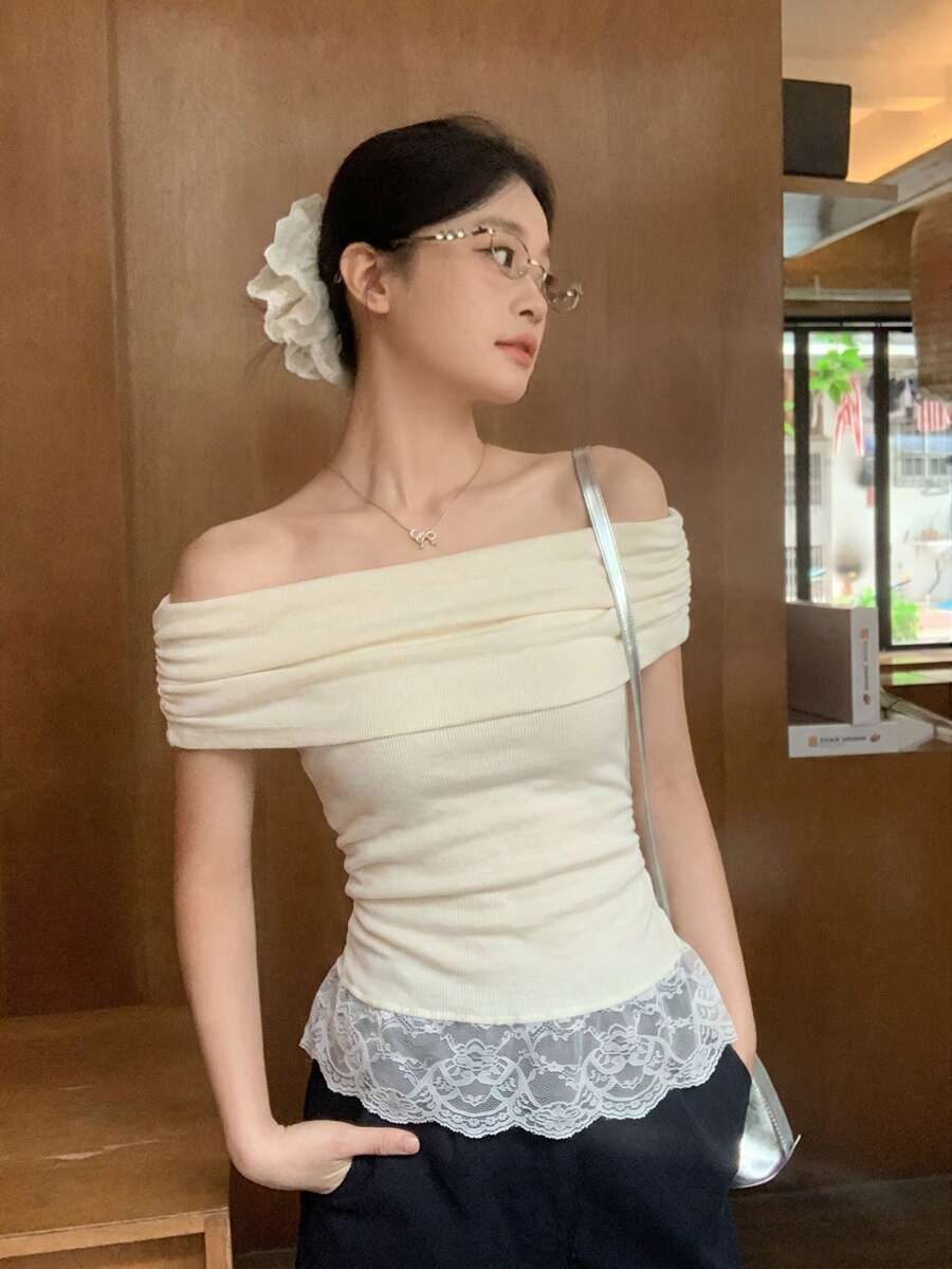 夏季法式甜美可愛溫柔風露肩修身蕾絲下擺短袖針織上衣,甜美女孩約會之夜氛圍 - 杏色 - 查看 1