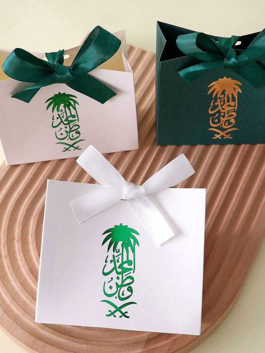 30 piezas Bolsas de regalo del Día Nacional de Arabia Saudita, decoradas con caligrafía árabe dorada y logotipo "Palma & Espada", diseño bicolor blanco & verde, con cinta de seda, empaque de regalo de lujo para bodas, eventos culturales o Día Nacional de Arabia Saudita