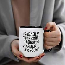 [Se envía en 24 horas desde México]Taza de café de cerámica "Probablemente pensando en Xaden Riorson" |   Diseño moderno en blanco y negro con siluetas de murciélagos y estrellas - Regalo perfecto para fans, Mercancía para fans de Xaden Riorson - Imagen 1 pieza - Ver 4