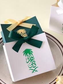 30 piezas Bolsas de regalo del Día Nacional de Arabia Saudita, decoradas con caligrafía árabe dorada y logotipo "Palma & Espada", diseño bicolor blanco & verde, con cinta de seda, empaque de regalo de lujo para bodas, eventos culturales o Día Nacional de Arabia Saudita - Ver 4