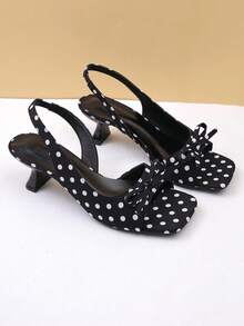 1 Paar schwarz-weiße Punkt-Slingback-Sandalen mit Schleife und quadratischer Zehenpartie für Teenager, Punkt-Stoffobermaterial + kleine Schleife als Dekoration an der Zehenpartie, asymmetrischer Stiletto-Absatz, offene Zehenpartie, rutschfester rückenfreier Stil, Vintage-Französischer Stil, geeignet für tägliches Pendeln, Partys, Reisen, Urlaub, Frühling/Sommer Neu 2026 - Schwarz und Weiss - Übersicht 2