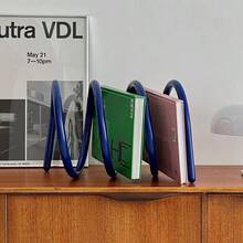 1 pieza Estantería de almacenamiento para el hogar de artista moderno grande, estantería de libros colorida de dopamina, estilo minimalista, estantería giratoria de hierro, diseño creativo personalizado, soporte de libros de escritorio, estantería de almacenamiento, estantería de libros de hierro de estilo minimalista colorida de dopamina, estantería giratoria personalizada, soporte de libros, estantería de almacenamiento, revista de escritorio (Modelo de adorno de revista de escritorio disponible para compra) - Multicolor - Ver 3