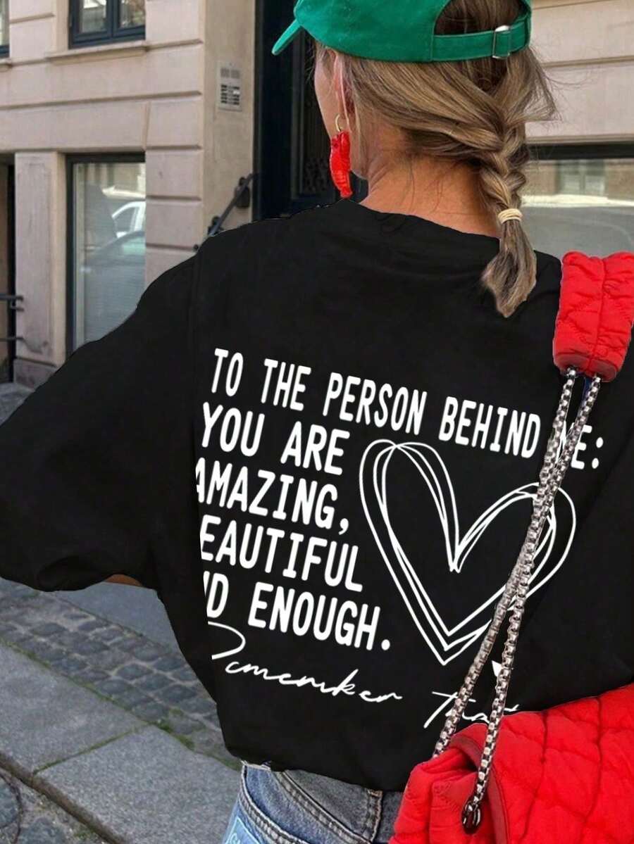 1 pezzo Top da donna a maniche corte oversize con scollo rotondo, 100% cotone, con stampa grafica a forma di cuore con lettere inglesi sul retro, ideale per viaggi, brunch, feste, primavera, estate e abbigliamento casual quotidiano. - nero - Visualizzare 1