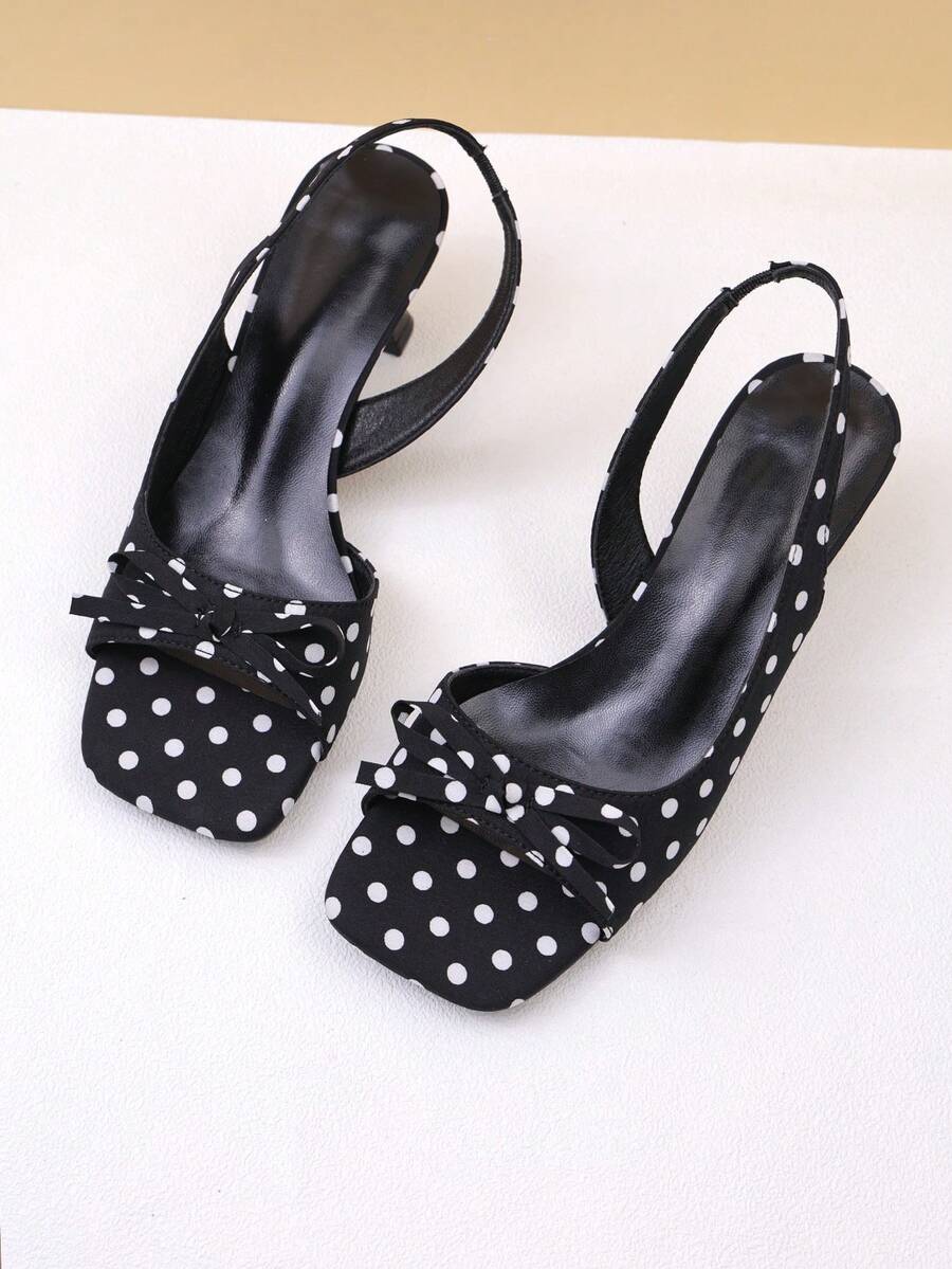 1 Paar schwarz-weiße Punkt-Slingback-Sandalen mit Schleife und quadratischer Zehenpartie für Teenager, Punkt-Stoffobermaterial + kleine Schleife als Dekoration an der Zehenpartie, asymmetrischer Stiletto-Absatz, offene Zehenpartie, rutschfester rückenfreier Stil, Vintage-Französischer Stil, geeignet für tägliches Pendeln, Partys, Reisen, Urlaub, Frühling/Sommer Neu 2026 - Schwarz und Weiss - Übersicht 1
