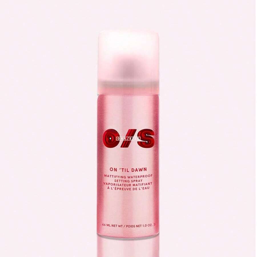 One size- ACABADO MATE RESISTENTE AL AGUA POR 16 HORAS: Este spray fijador proporciona un acabado mate duradero y resistente a la transferencia que fija el maquillaje hasta por 16 horas, eliminando la(46ml) - Botella pequeña - Ver 1