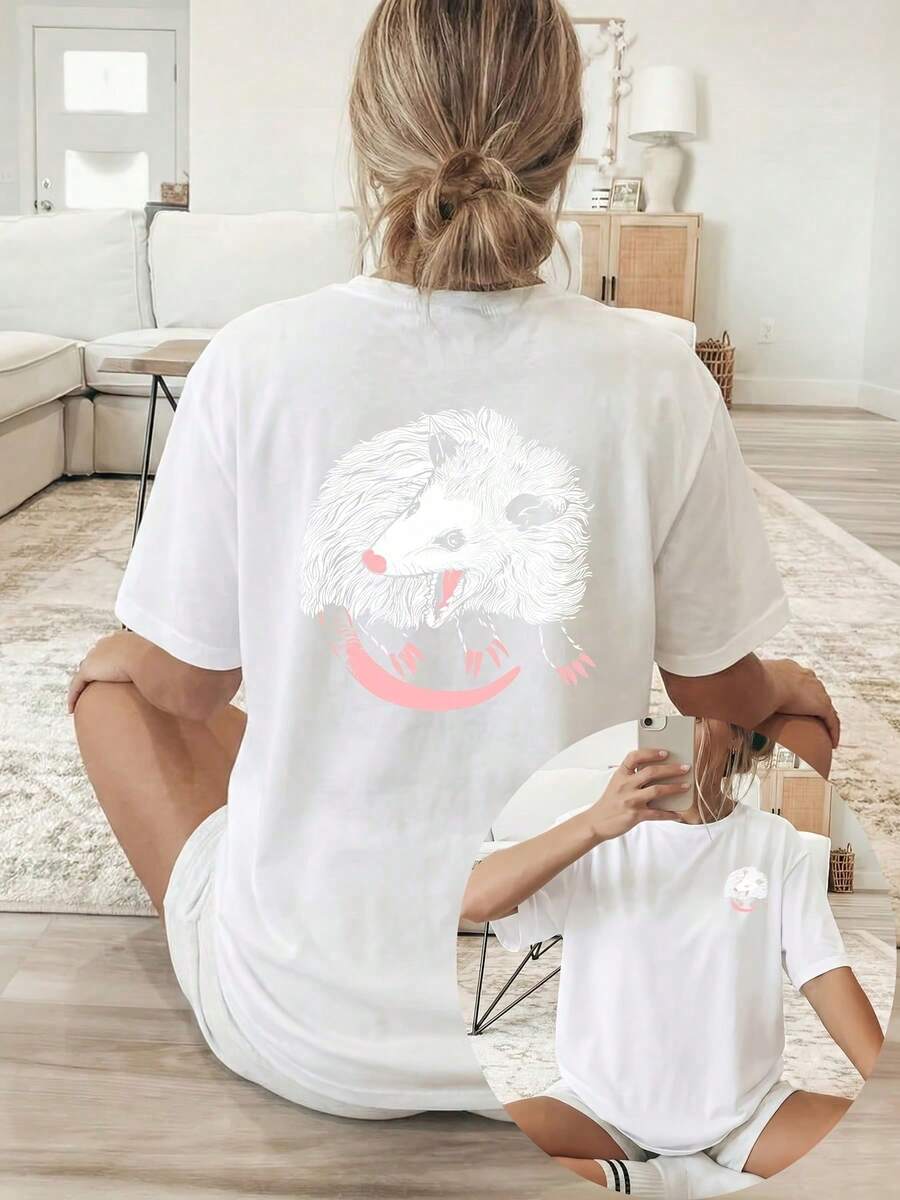 Novedad para el verano de 2026: Camiseta casual para mujer con estampado de doble cara, con un diseño de mapache adorable que presenta boca abierta, dientes expuestos, lengua rosa y contorno - Blanco - Ver 1