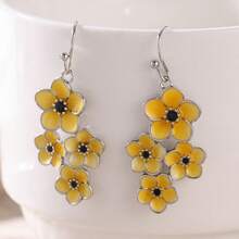 Exquisite Daisy Pair Earrings, 3D Carved Craftsmanship With Elegant Design, Vintage Women's Dangle Earrings, Versatile Accessory For Daily Commute, Vacation And Banquet, Premium Birthday Surprise Gift - Yellow - View 6