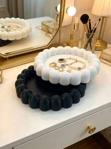 1 pezzo Vassoio per gioielli soffice in 2 colori nero e bianco, piatto da scrivania per conservare anelli e collane, decorazione per atmosfera da toeletta, forma soffice 3D minimalista di alta gamma, texture opaca delicata e resistente, può contenere anelli, collane, orecchini, accessori per capelli e altri piccoli gioielli, adatto per toeletta, scrivania, ingresso, combina conservazione ed effetto decorativo morbido, lusso leggero versatile, ottimo per uso personale o come regalo - Multicolore - Visualizzare 3