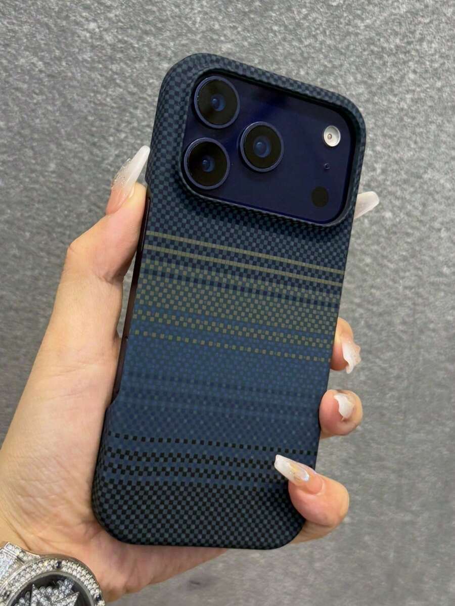 A Stylish Phone Case That Does Not Include A Lanyard Or Stand. Shockproof Carbon Fiber Material. One Magnetic Phone Case With A Carbon Fiber Texture, Compatible With IPhone 17 Pro, 16, 15, 14, 13, And 12 Pro Plus. Supports Wireless Charging. Semi-Enclosed Matte Finish. Heat Dissipation. Protective Case. Birthday Gift. - 深藍色 2 - 查看 1