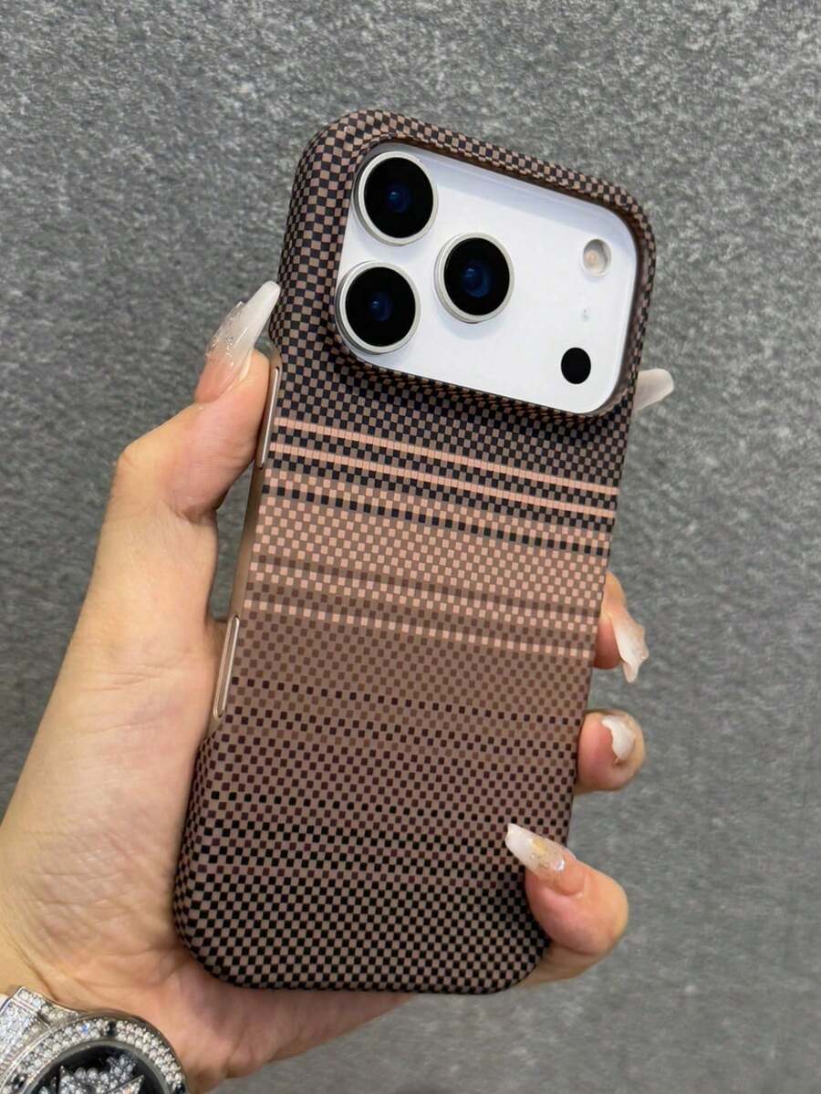 A Stylish Phone Case That Does Not Include A Lanyard Or Stand. Shockproof Carbon Fiber Material. One Magnetic Phone Case With A Carbon Fiber Texture, Compatible With IPhone 17 Pro, 16, 15, 14, 13, And 12 Pro Plus. Supports Wireless Charging. Semi-Enclosed Matte Finish. Heat Dissipation. Protective Case. Birthday Gift. - 卡其色 - 查看 1
