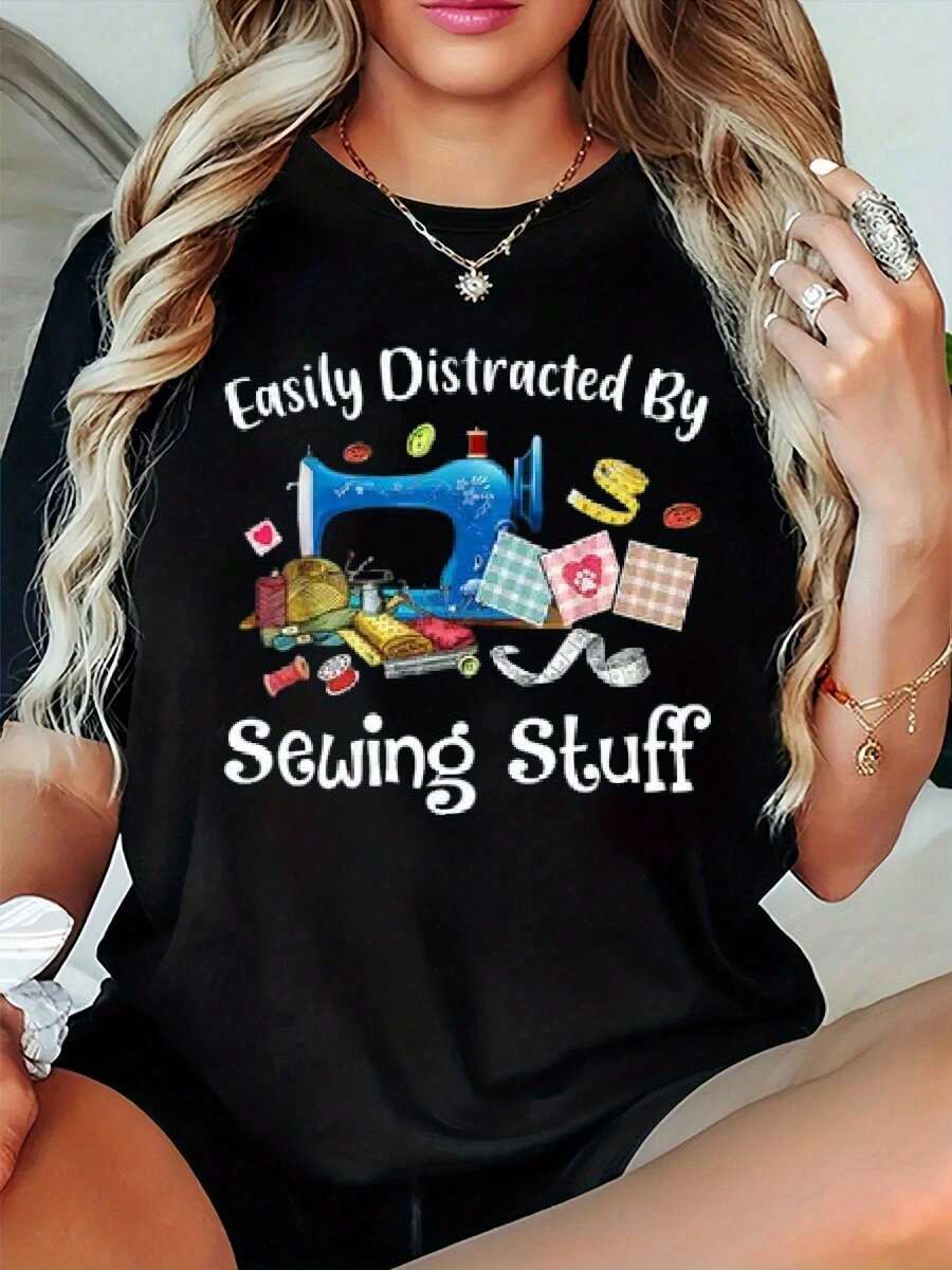 Camiseta de talla grande para mujer| Estampado con la frase "Fácilmente Atraído Por Los Artículos de Costura", camiseta casual de corte holgado, cuello redondo, tela ligeramente elástica, ad - Blanco - Ver 1