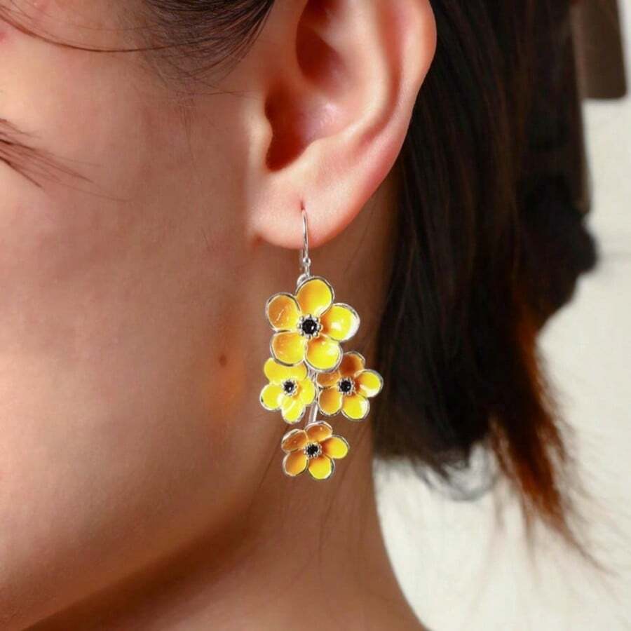 Exquisite Daisy Pair Earrings, 3D Carved Craftsmanship With Elegant Design, Vintage Women's Dangle Earrings, Versatile Accessory For Daily Commute, Vacation And Banquet, Premium Birthday Surprise Gift - Yellow - View 1