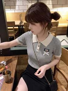 女款灰色 Polo 衫，學院風時尚優雅休閒甜美修身短袖上衣，附蝴蝶結 Logo，春夏日常穿搭 - 灰色 - 查看 3