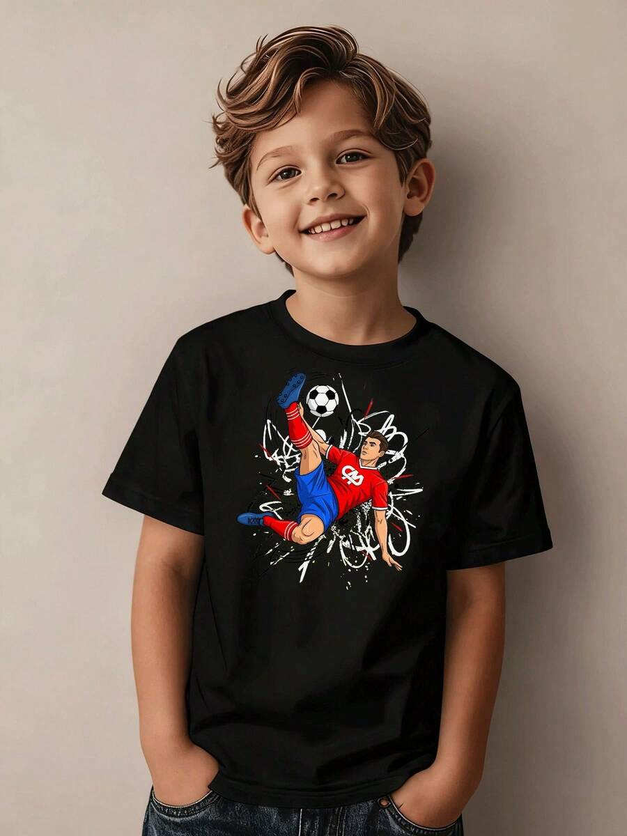 Camiseta Deportiva Casual para Niños con un Jugador de Fútbol de Dibujos Animados y un Estampado de Balones de Fútbol, Perfecta para Ropa Deportiva Moderna de Uso Diario