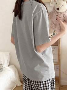 AICJ 两件套女士春夏秋季卡通女孩及英文字母印花睡衣套装，短袖圆领T恤，格子家居裤，休闲舒适可机洗家居服套装 - 灰色 - 查看 2