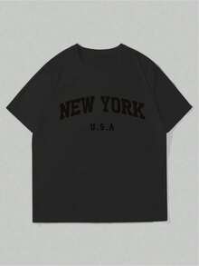 Camiseta de algodón cuello redondo con texto en dos líneas, letra arqueada superior, tela suave, prenda básica estilo universitario americano - Negro - Ver 1