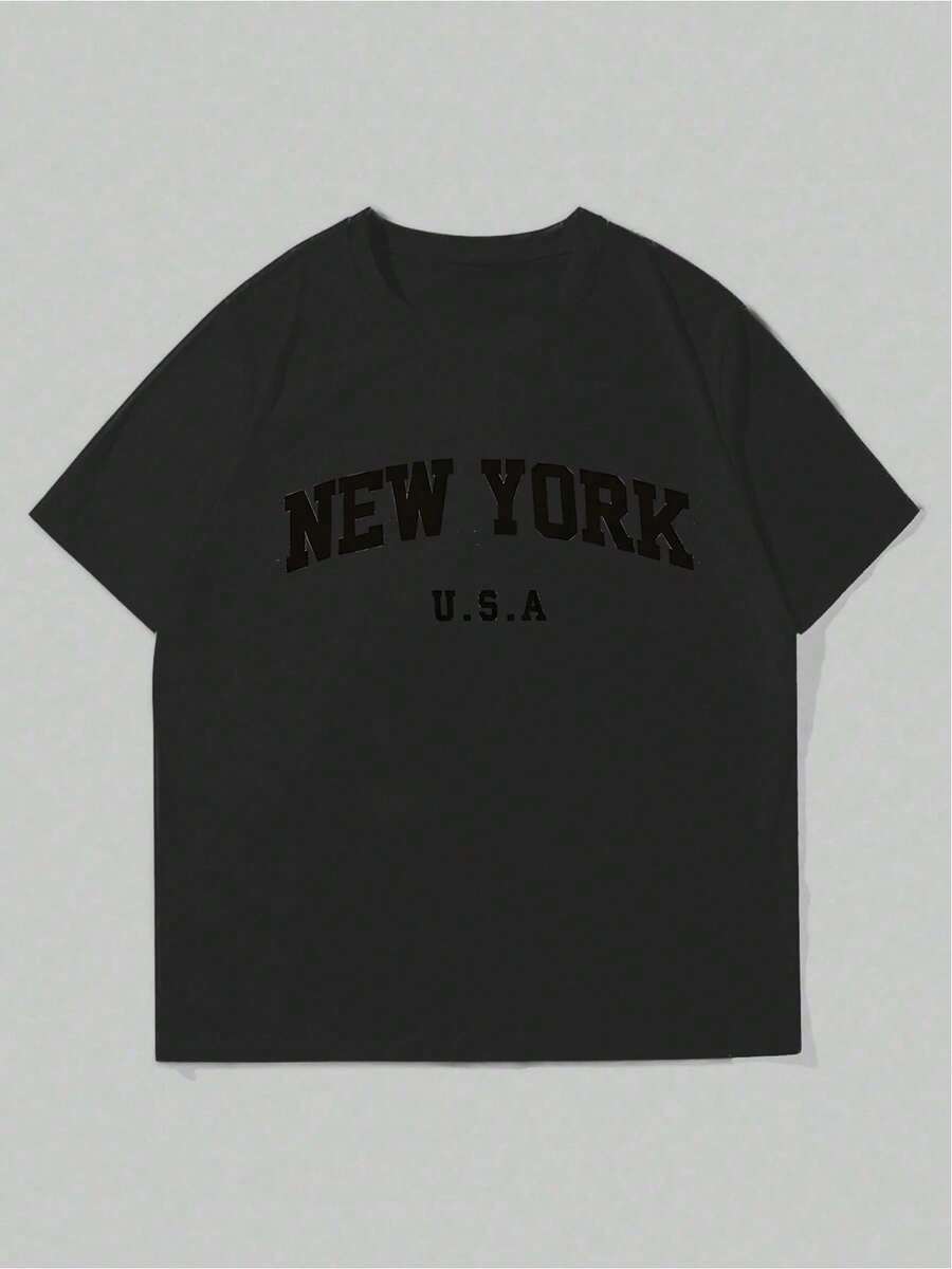 Camiseta de algodón cuello redondo con texto en dos líneas, letra arqueada superior, tela suave, prenda básica estilo universitario americano - Negro - Ver 1