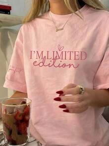 1件女款夏季寬鬆休閒短袖T恤上衣，胸前印有「I'm Limited Edition」標語與「I'm Not Perfect」愛心圖案，粉紅色 - 粉色 - 查看 3