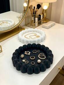 1 pezzo Vassoio per gioielli soffice in 2 colori nero e bianco, piatto da scrivania per conservare anelli e collane, decorazione per atmosfera da toeletta, forma soffice 3D minimalista di alta gamma, texture opaca delicata e resistente, può contenere anelli, collane, orecchini, accessori per capelli e altri piccoli gioielli, adatto per toeletta, scrivania, ingresso, combina conservazione ed effetto decorativo morbido, lusso leggero versatile, ottimo per uso personale o come regalo - Multicolore - Visualizzare 2
