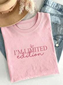 1件女款夏季寬鬆休閒短袖T恤上衣，胸前印有「I'm Limited Edition」標語與「I'm Not Perfect」愛心圖案，粉紅色 - 粉色 - 查看 8