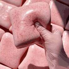 紓壓捏捏樂 - 特大號莓果吐司 - 1個 - 奶油吐司 - 抹茶吐司麵包 - 厚吐司質感緻密柔軟且有黏性 - 像捏雲朵棉花糖般的觸感 - 柔軟慢回彈 - 紓壓捏捏玩具 - 生日、畢業、母親節、畢業季、婚禮季的完美禮物 - 彩色 - 查看 2